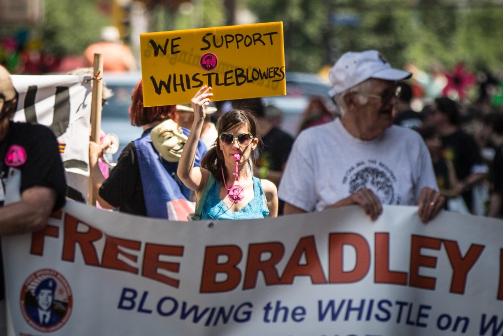 En 2013 aux Etats-Unis, marche de soutien aux lanceurs d'alerte et notamment à Bradley Manning, condamné à 35 ans de prisons pour avoir transmis des documents confidentiels au site WikiLeaks